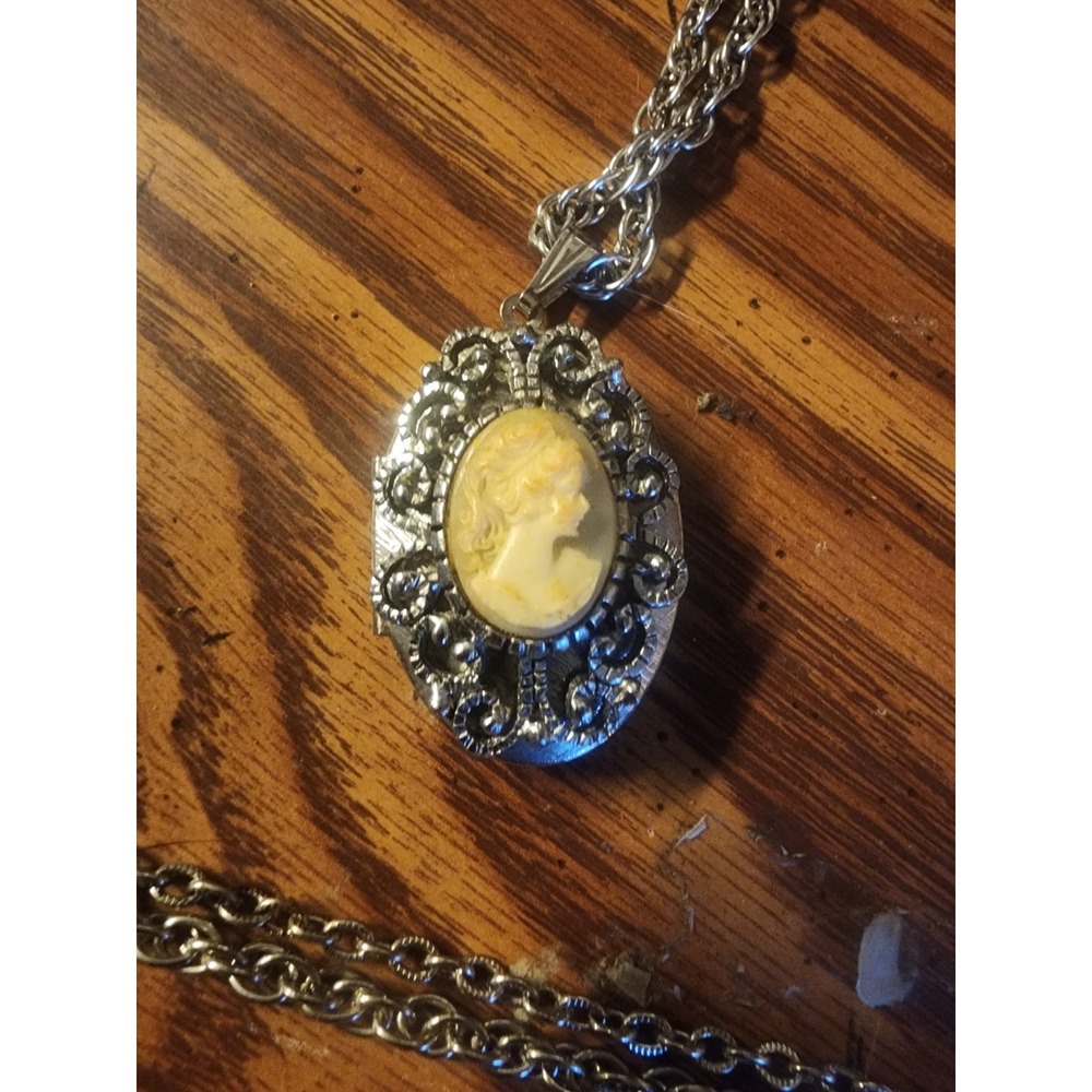 Vintage Antique Right Face Cameo Locket Pendant Intricate Silver Filigree Frame